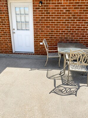 Outdoor dining - Relax in our beautiful New Orleans themed townhome

 (Ponchatoula)