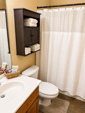 Hair dryer, towels, soap, shampoo - Relax in our beautiful New Orleans themed townhome

 (Ponchatoula)