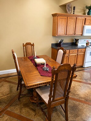 Dining - Relax in our beautiful New Orleans themed townhome

 (Ponchatoula)