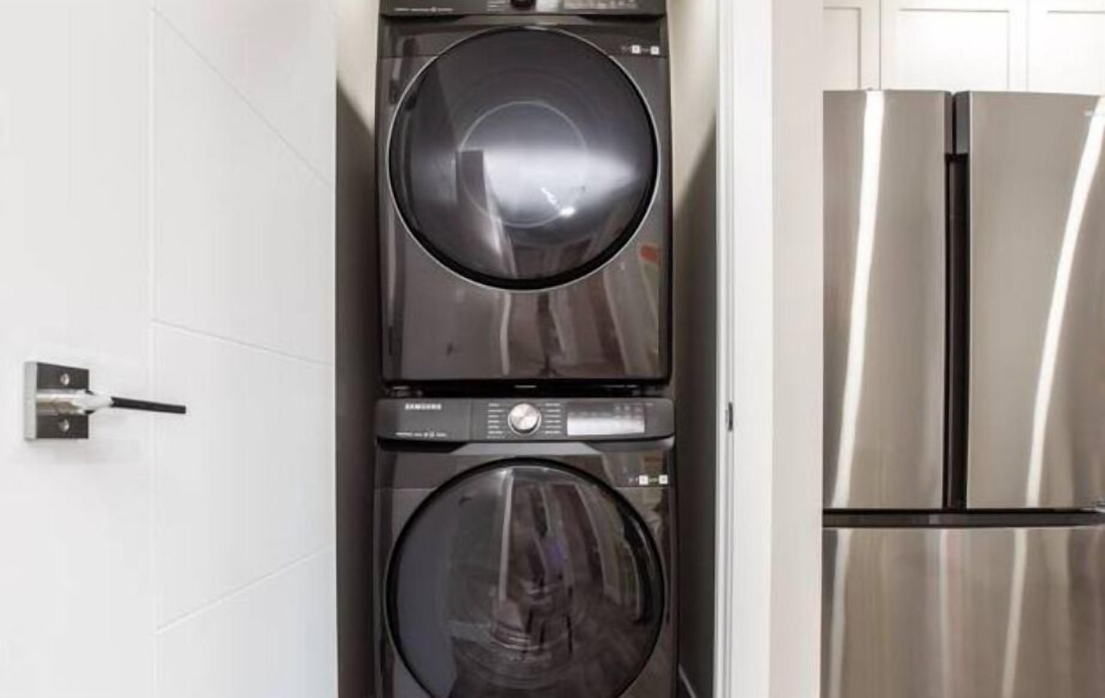Een compact was- en droogcombitoestel in een moderne keuken met roestvrijstalen apparatuur.