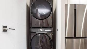 Een compact was- en droogcombitoestel in een moderne keuken met roestvrijstalen apparatuur.