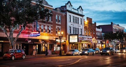 NEW - Euro-Style Suite - Whyte Ave/Clean/A/C/NFLX/Sleeps6
