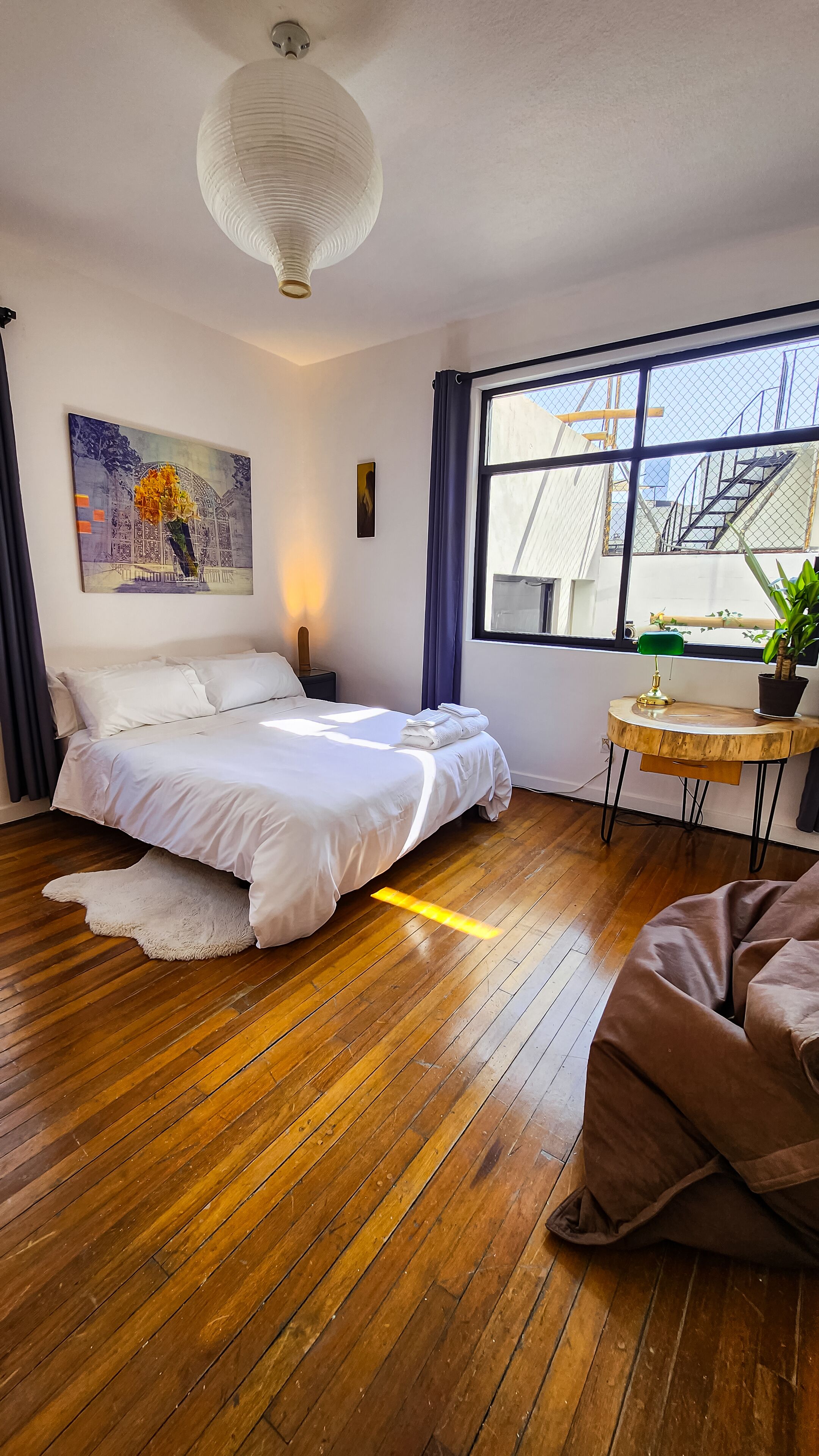 Habitación Prestigio, vista al patio | Decoración personalizada, muebles diferentes y escritorio 