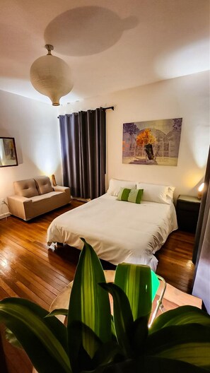 Signature Room, Courtyard View | 1 bedroom, individually decorated, individually furnished, desk