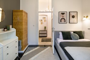 2 bedrooms, iron/ironing board, WiFi, bed sheets - WAWELOVE Piłsudskiego II -spacious 3 bedroom apt. with balcony and free parking! (Kraków)