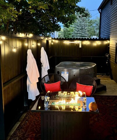 New King Guest Suite with Hot Tub, Fire Table & Private Deck!