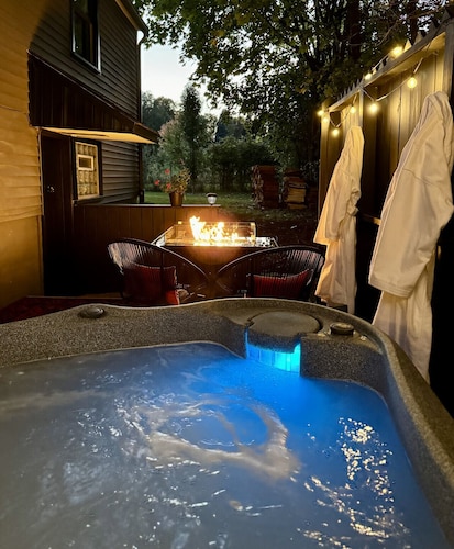 Boutique Studio Retreat* Hot Tub+Fire Table *Private Deck!