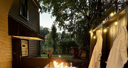 Boutique Studio Retreat* Hot Tub+Fire Table *Private Deck!