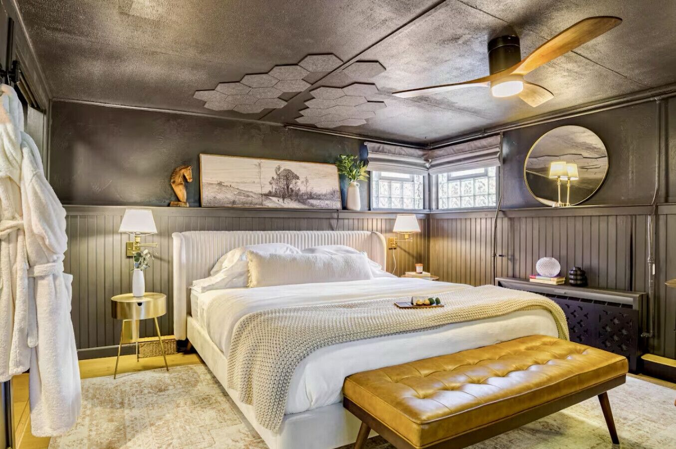 1 sovrum, skrivbord, strykjärn/strykbräda och resesäng