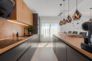 Kühlschrank, Mikrowelle, Ofen, Herdplatte