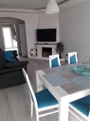 Dining - Casa Nazaré Apartment 3 (Nazaré)