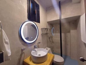 Shower, hair dryer, towels, soap - Casa Vishami (Cozumel)