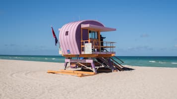 Una torre de salvavidas en una playa con cielos despejados.