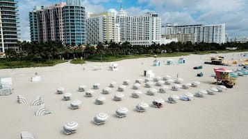 Playa en los alrededores, playa de arena blanca y camastros