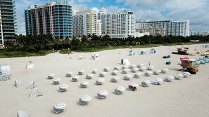 Beach nearby, white sand, sun loungers, beach towels - Casa SOBE (Miami Beach)