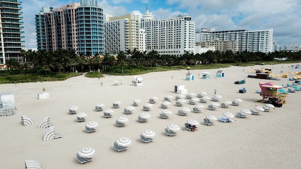 Plage à proximité, sable blanc, chaises longues, serviettes de plage