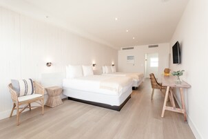 Caja de seguridad en la habitación y espacio para trabajar con laptop 