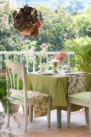 Outdoor dining - Charming Color Rooms with Shared Bathrooms (Santa Marta)