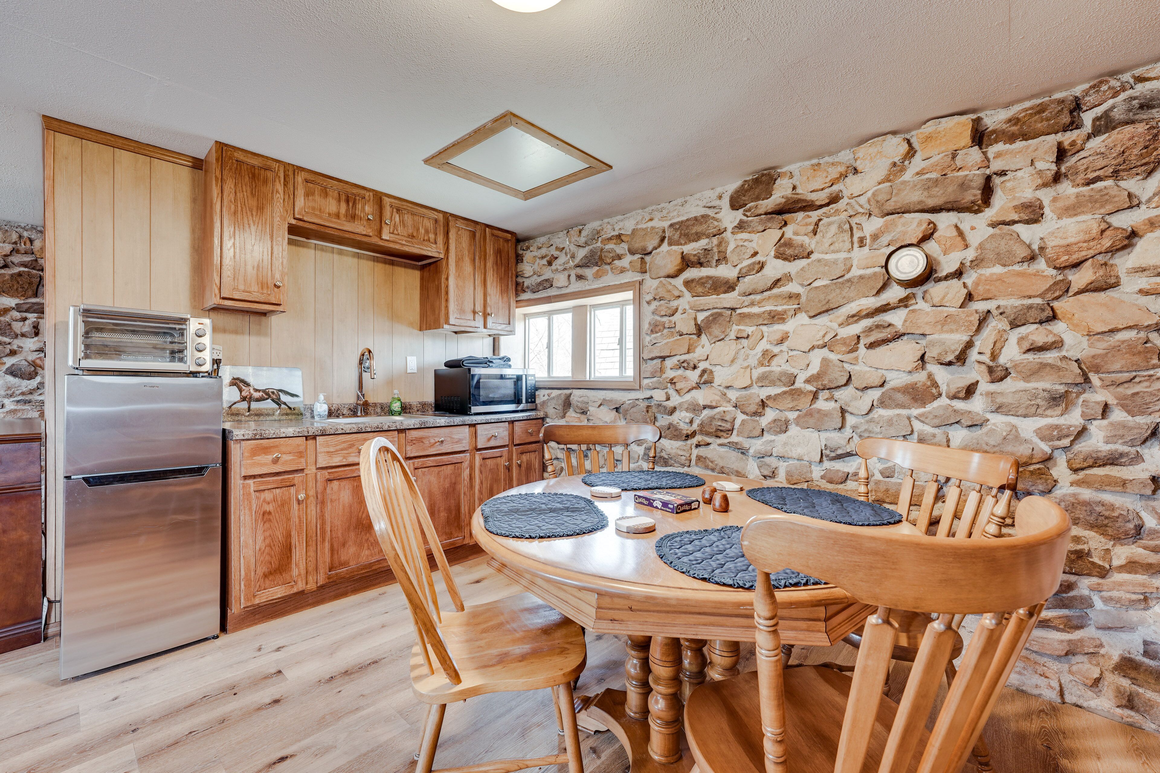 Cozy Lamar Vacation Rental w/ Creek & Pond Access!