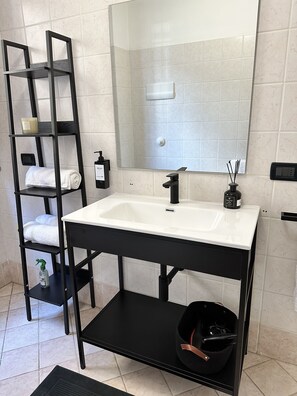 Shower, hair dryer, bidet, towels