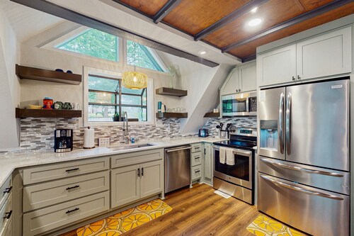 Dog-friendly cottage close to Prairie Creek & boat ramp - boat parking on-site