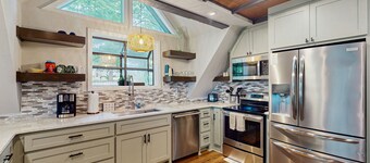 Dog-friendly cottage close to Prairie Creek & boat ramp - boat parking on-site