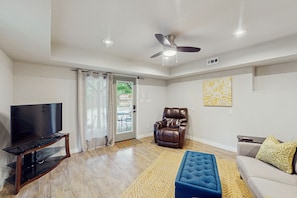 TV - Dog-friendly cottage close to Prairie Creek & boat ramp - boat parking on-site (Rogers)