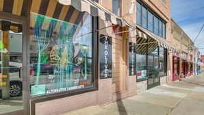 A storefront with a sign reading "THE OLIVER" and a window display featuring a mannequin and festive decorations. - Downtown Hot Springs Condo Near Bathhouse Row! (Hot Springs)