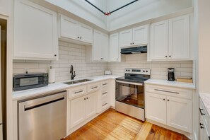 Frigorifero, microonde, forno, piano cottura