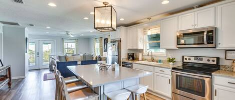 Refrigerador, microondas, horno, placa de cocina