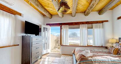 Dog-friendly studio with mountain/beautiful sunset views and AC