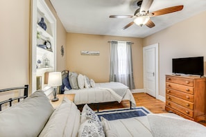 3 bedrooms, desk, iron/ironing board, travel crib