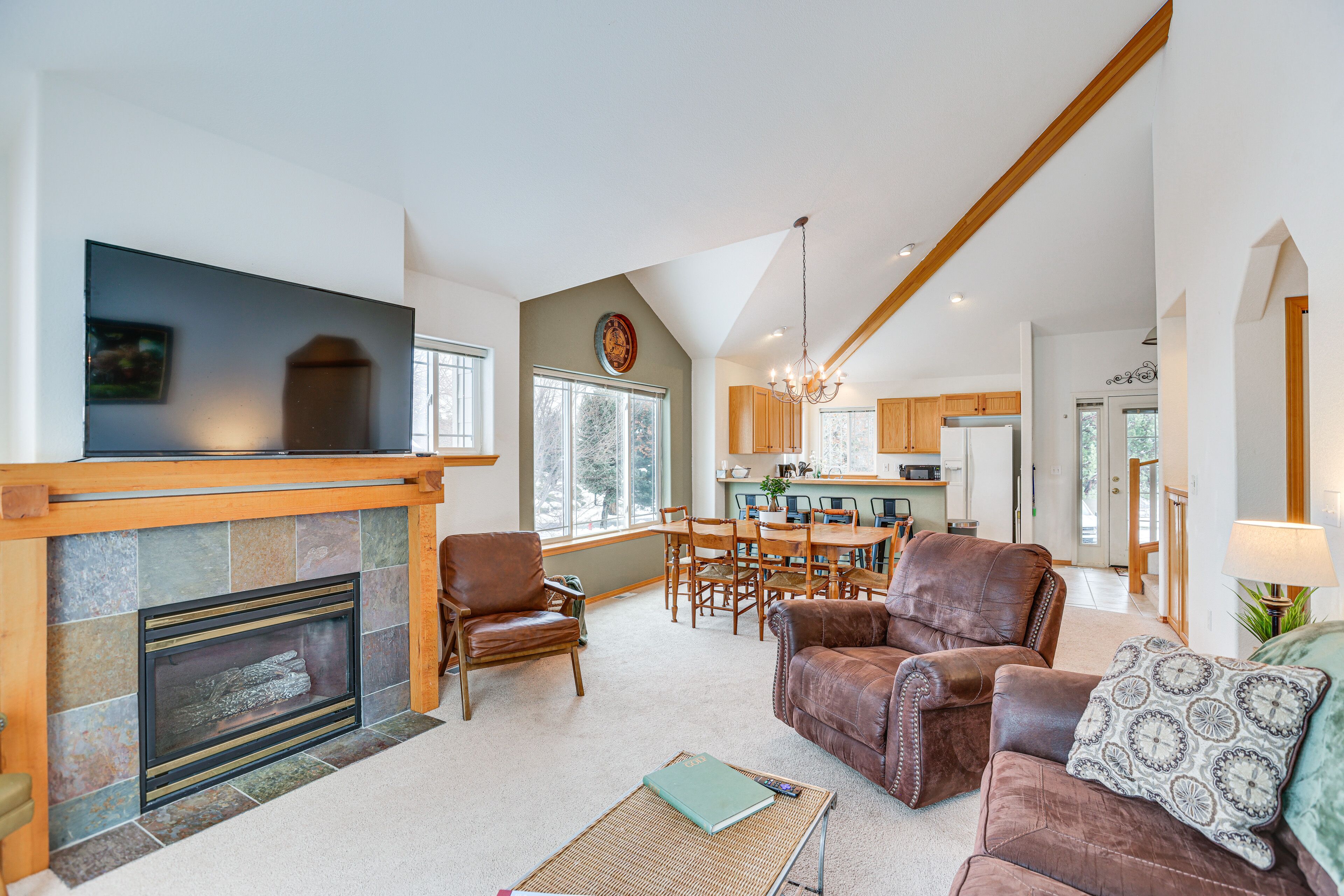 Redmond Townhome on Golf Course w/ Deck!