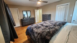 4 室のベッドルーム、アイロン / アイロン台、WiFi、ベッドシーツ