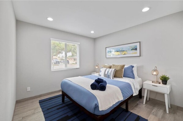 Room - All Newly Renovated 15 mins to Disney 8 (Santa Ana)