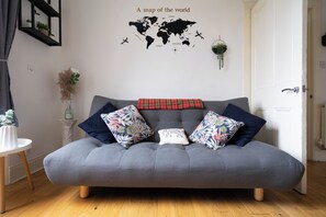 Smart TV - Cosy Leith Retreat - Edinburgh City, part of Edinburgh 18th century heritage.  (Leith)