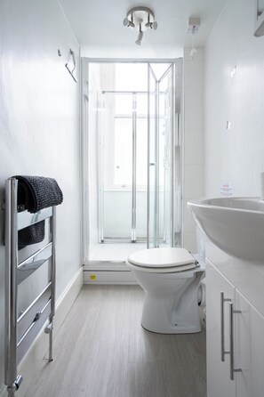 吹风  机、毛巾、肥皂、卫生纸