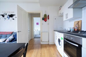 Geladeira, fogão, cafeteira/chaleira, chaleira elétrica