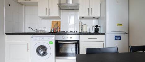 Køleskab, ovn, kaffe-/temaskine, elkedel