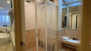 Standard Room | Bathroom