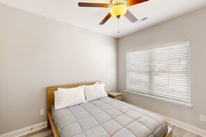 3 bedrooms, iron/ironing board, Internet, bed sheets - 2023 duplex with screened patio - near golf & beach (Myrtle Beach)