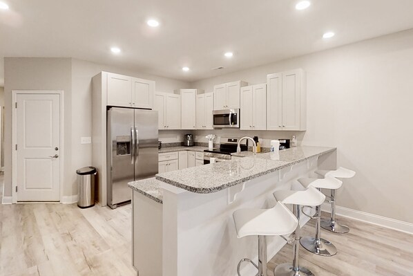 冷蔵庫、電子レンジ、オーブン、コンロ