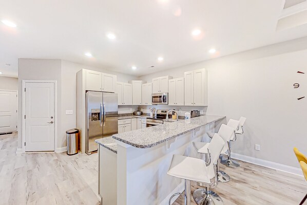 冷蔵庫、電子レンジ、オーブン、コンロ