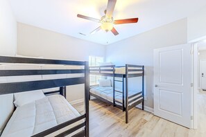 3 chambres, fer et planche à repasser, accès Internet, draps fournis