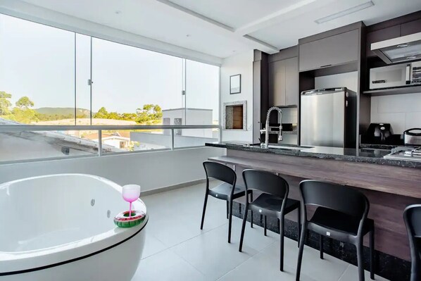 Een koelkast, een magnetron, een kookplaat, een waterkoker