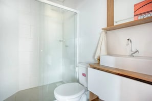 Secador de cabelo, toalhas de banho, sabonete, shampoo