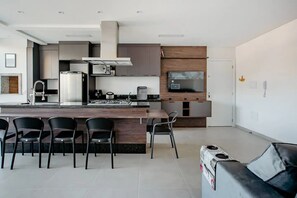 Een koelkast, een magnetron, een kookplaat, een waterkoker