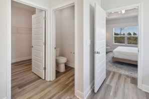 4 bedrooms, iron/ironing board, Internet, bed sheets