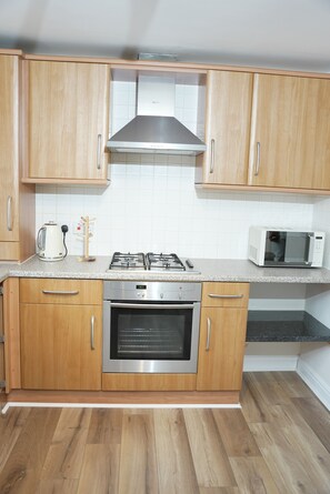 Fridge, microwave, oven, stovetop - Stylish 2 Bed Derby Flat
 (Derby)