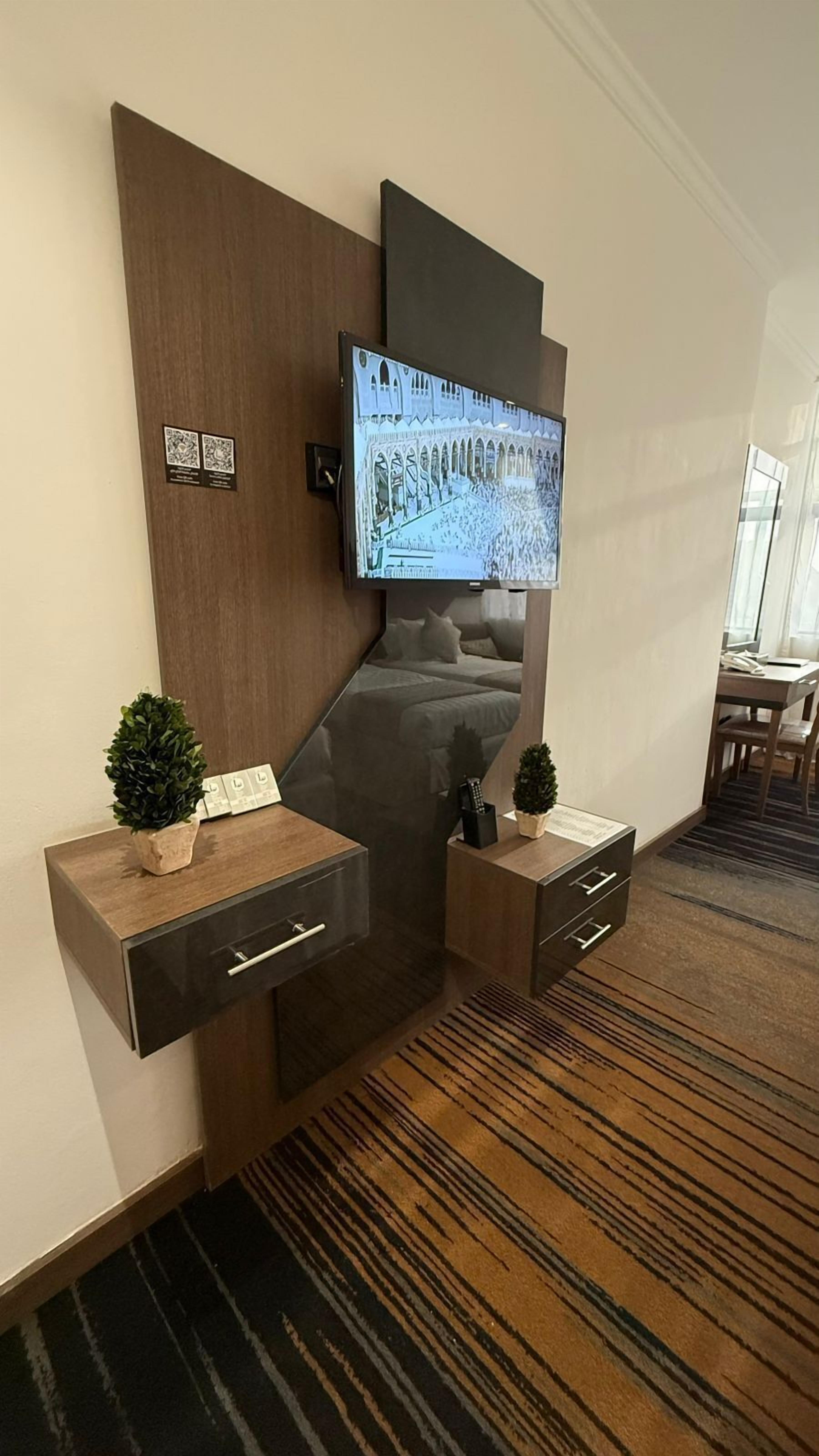 Premium bedding, minibar, free WiFi